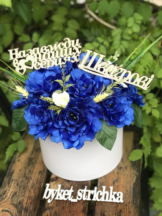 Композиція під замовлення на кладовище, алею слави, букети зі стрічок