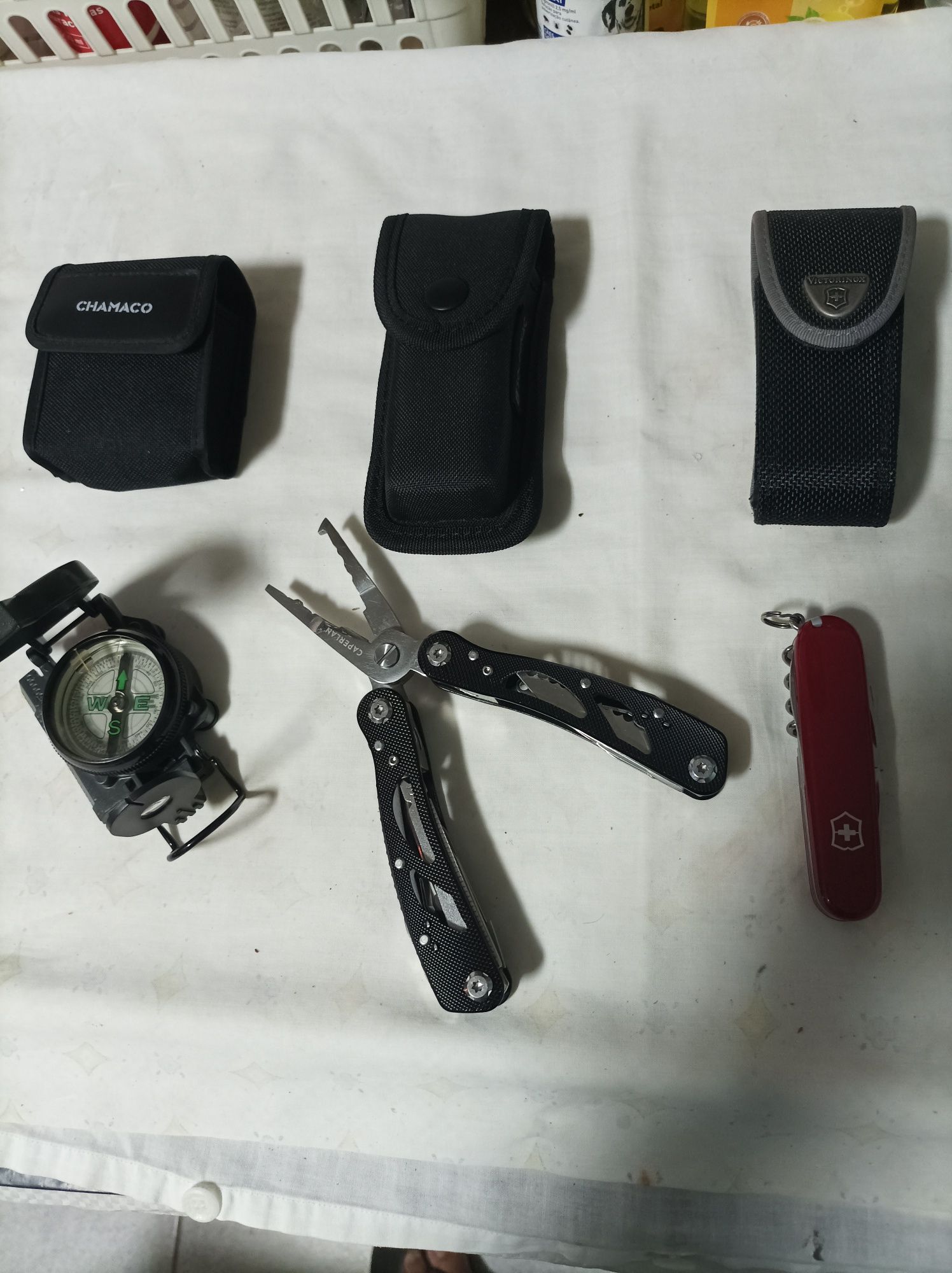 Bússola, alicate de pesca e canivete Victorinox