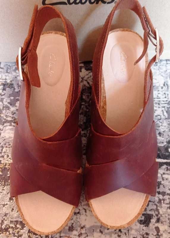 Nowe skórzane sandały na koturrnie Clarks r.38 -38,5