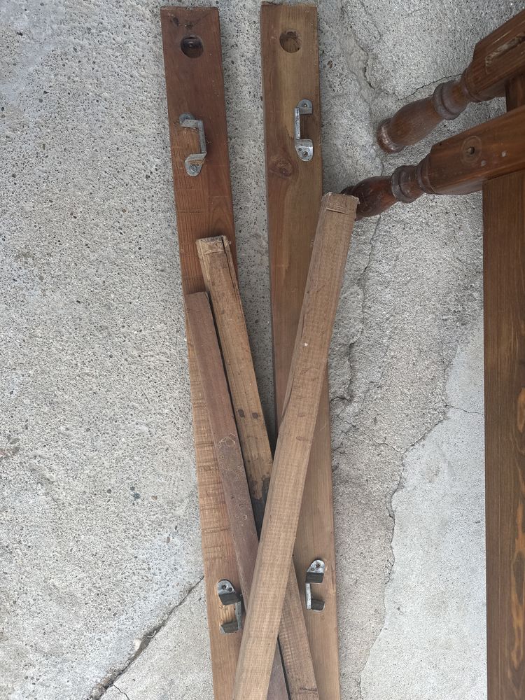 Cama de madeira com cabeceira