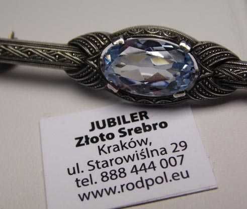 Przedwojenna srebrna broszka błękitny kamień.