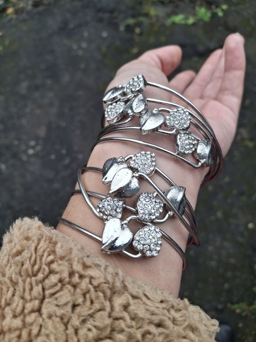 Браслетики з серцями та камінчиками