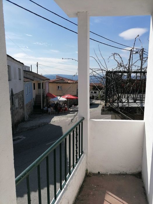 Casa rústica para reabilitar em centro de aldeia perto de Chaves