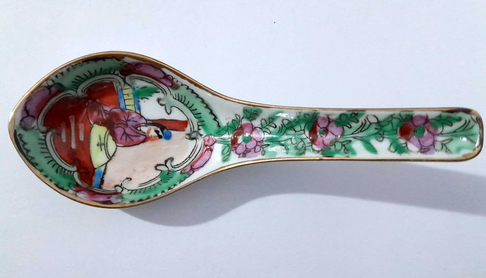 Taça antiga de porcelana com colher de Macau