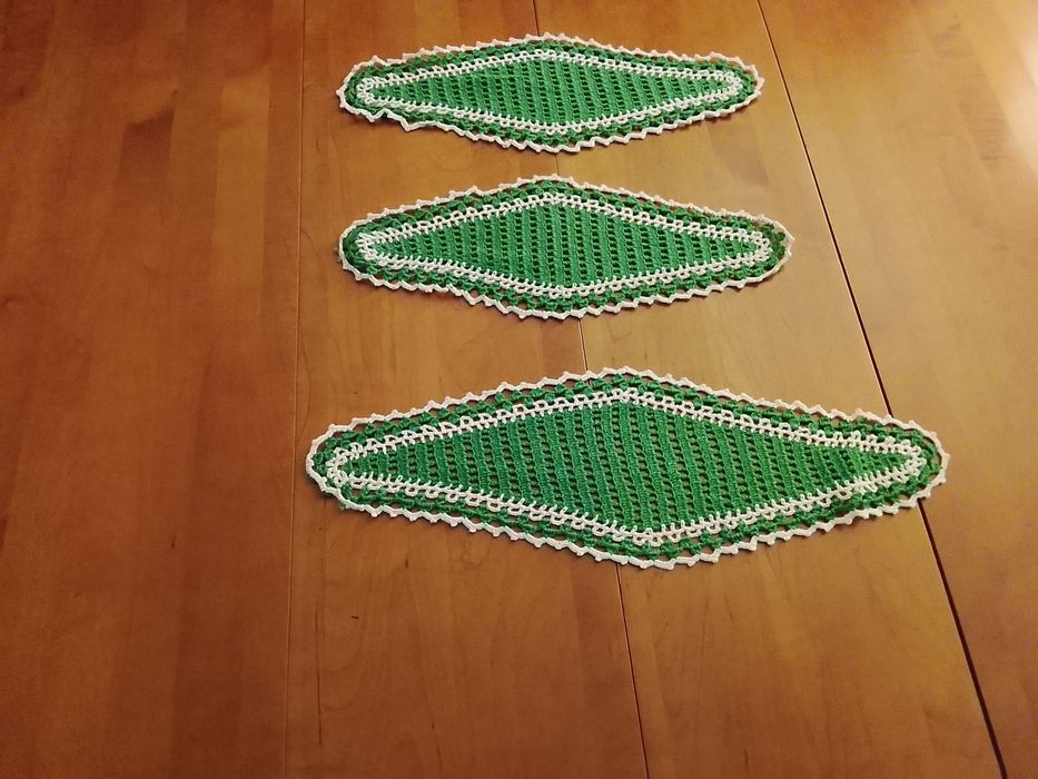 Conjunto de três naperons em crochê feitos á mão
