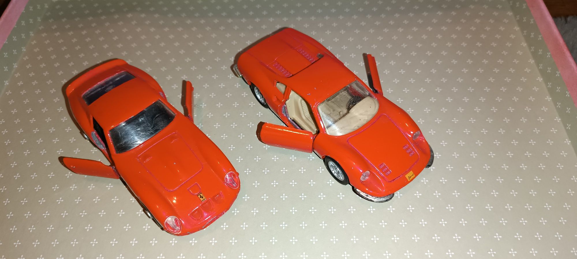 2 antigos carros Ferrari escala 1:43