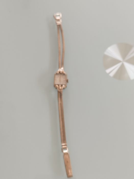 Lindos relógio mecânico art déco. Banhado a ouro .funciona muito bom.