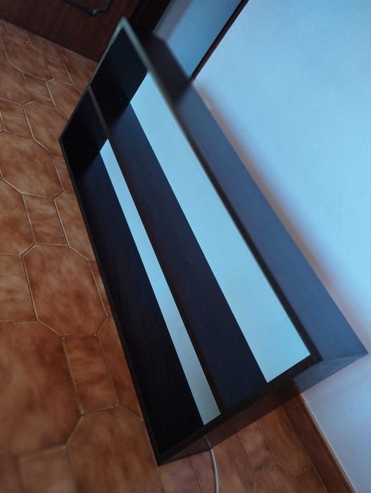 2 Estantes de Madeira com Duas Prateleiras Cada.