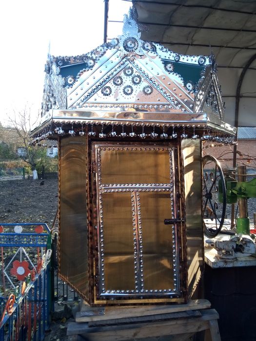 Продається дашок на криниці з нержавіючої сталі.