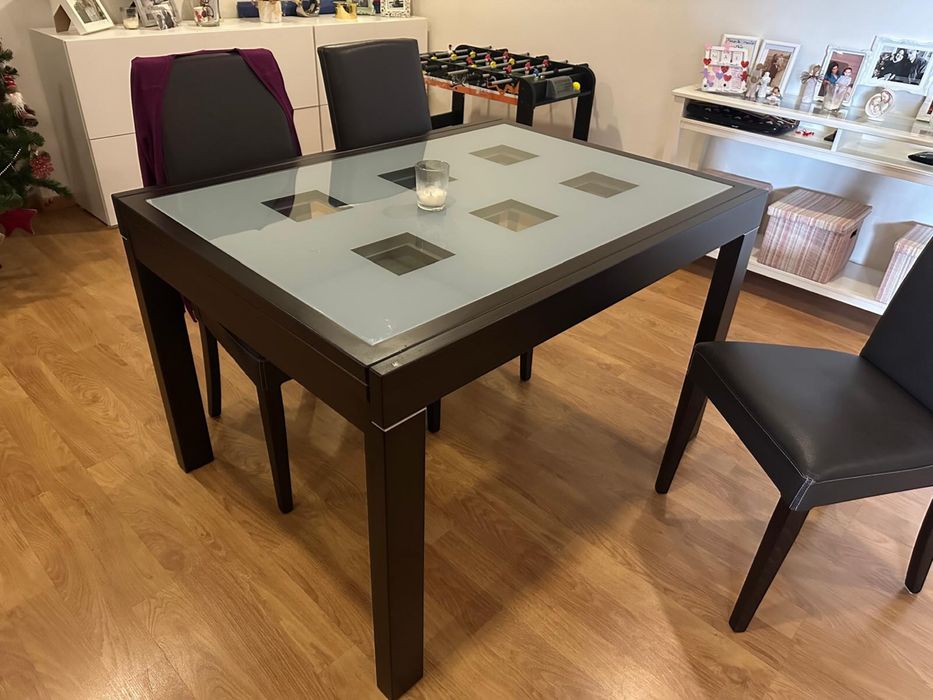 Mesa de jantar extensível com 4 cadeiras