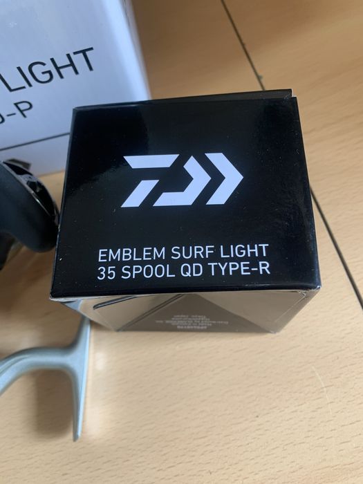 Carreto Daiwa Emblem Surf Light 35CW QD P Novo