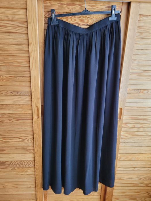 Czarna spódnica maxi, z wiskozy,na gumie w talii.