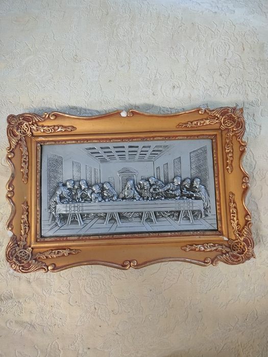 Moldura com tema religioso em estanho.