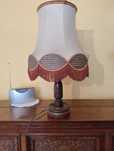 Lampa w drewnie z pięknym abażurem
