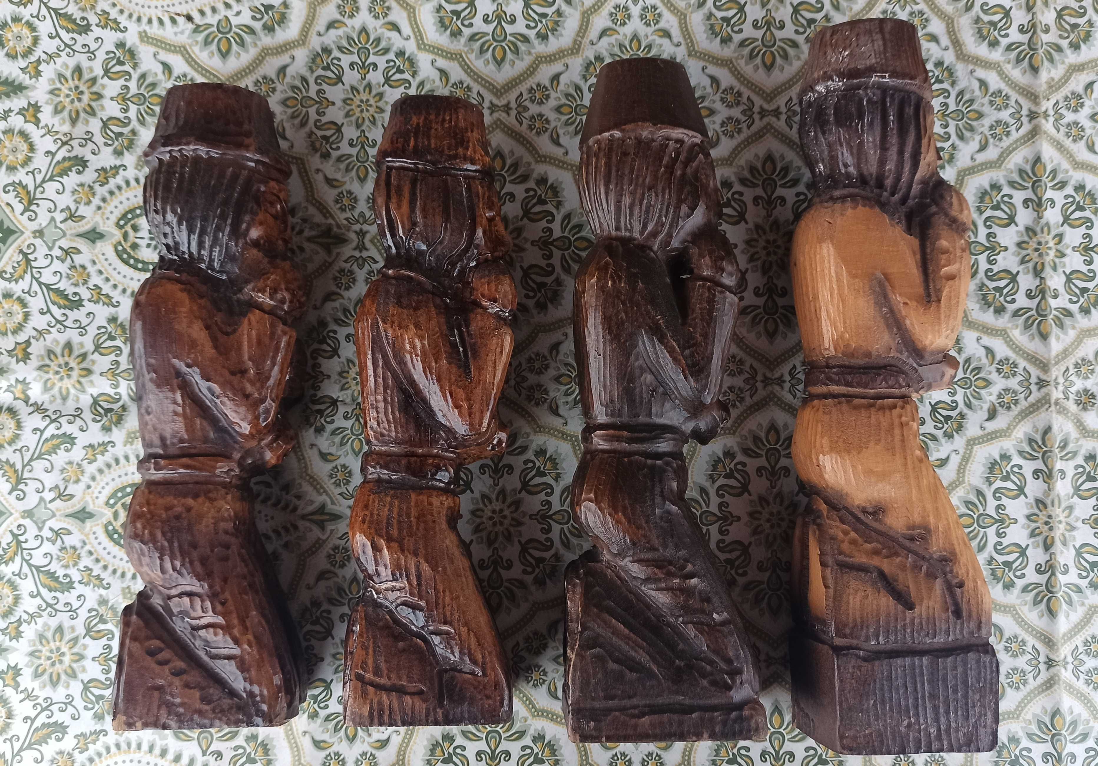 Stare drewniane figurki ręcznie rzeźbione