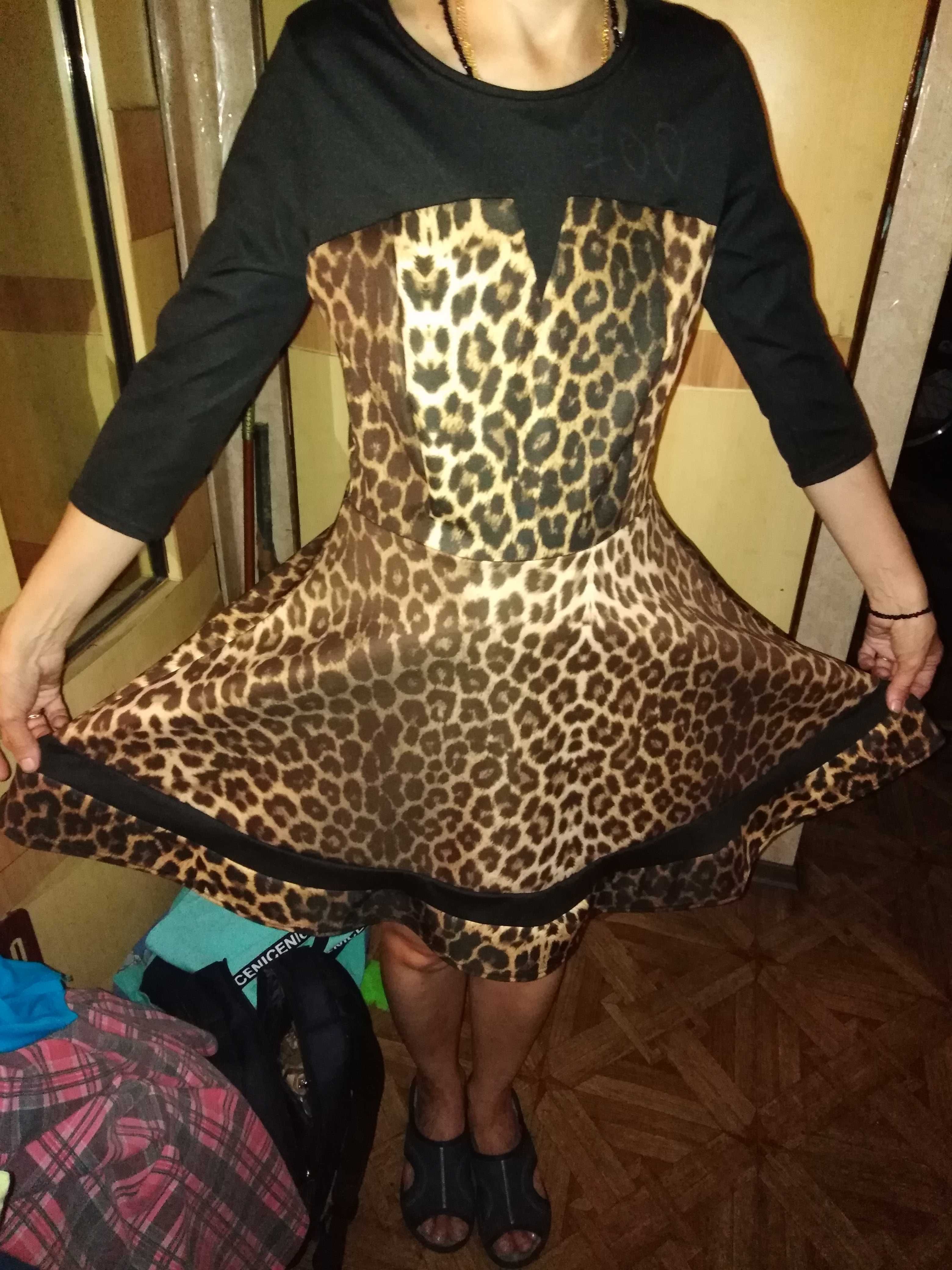 Коротенькое  праздничное платье. с леопардовым принтом. З