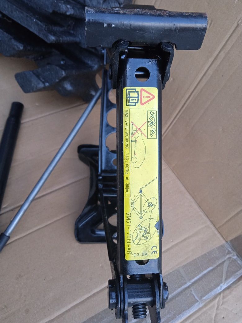 Ford Focus MK2 Wkład Koła Zapasowego Lewarek