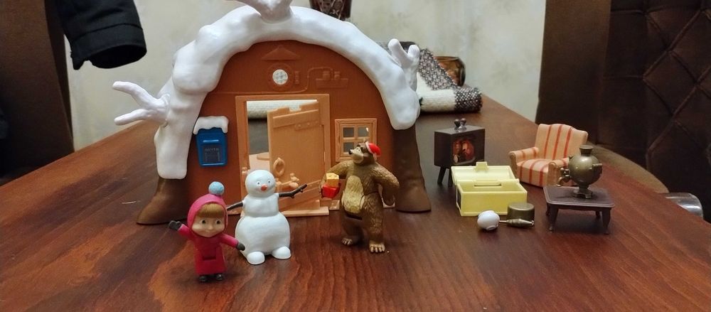 Masza i niedźwiedź zimowy domek świąteczny Mikołaj