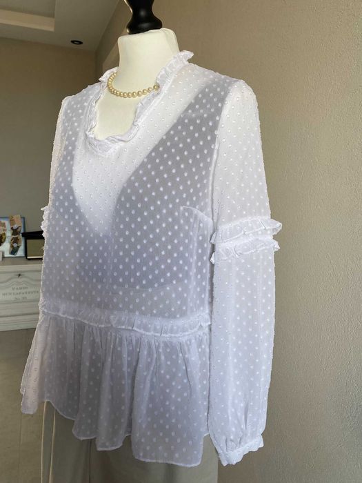 Biała żakardowa bluzka damska mgiełka jesień capsule wardrobe coquette