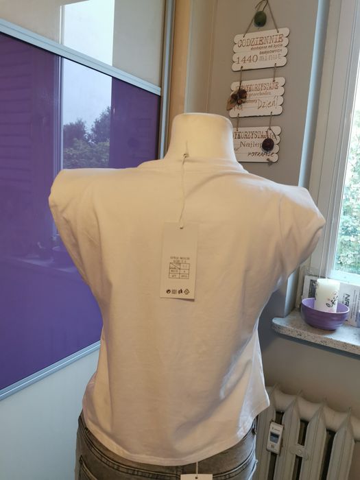 Bluzka ozdobna krótka