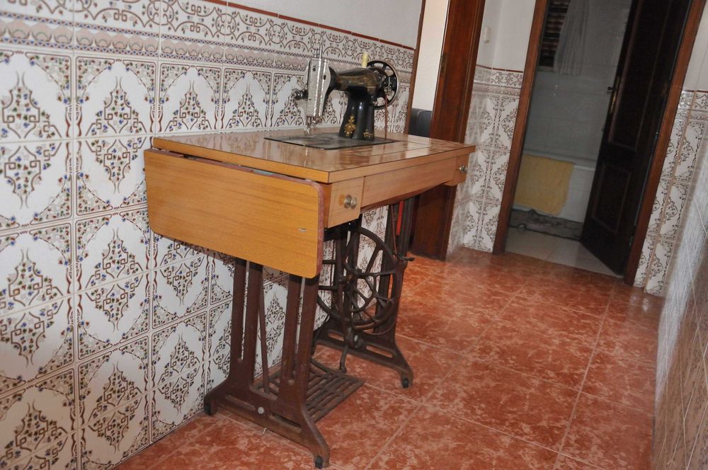 Máquina de costura antiga SINGER com móvel (pedal)
