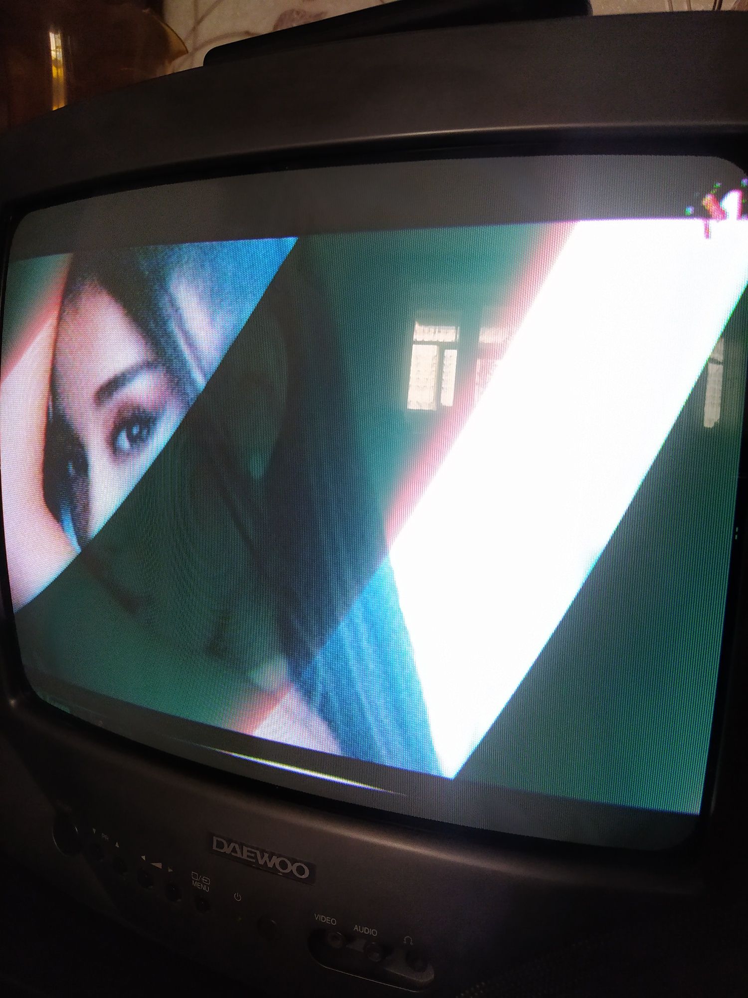 Телевизор Daewoo цветной.