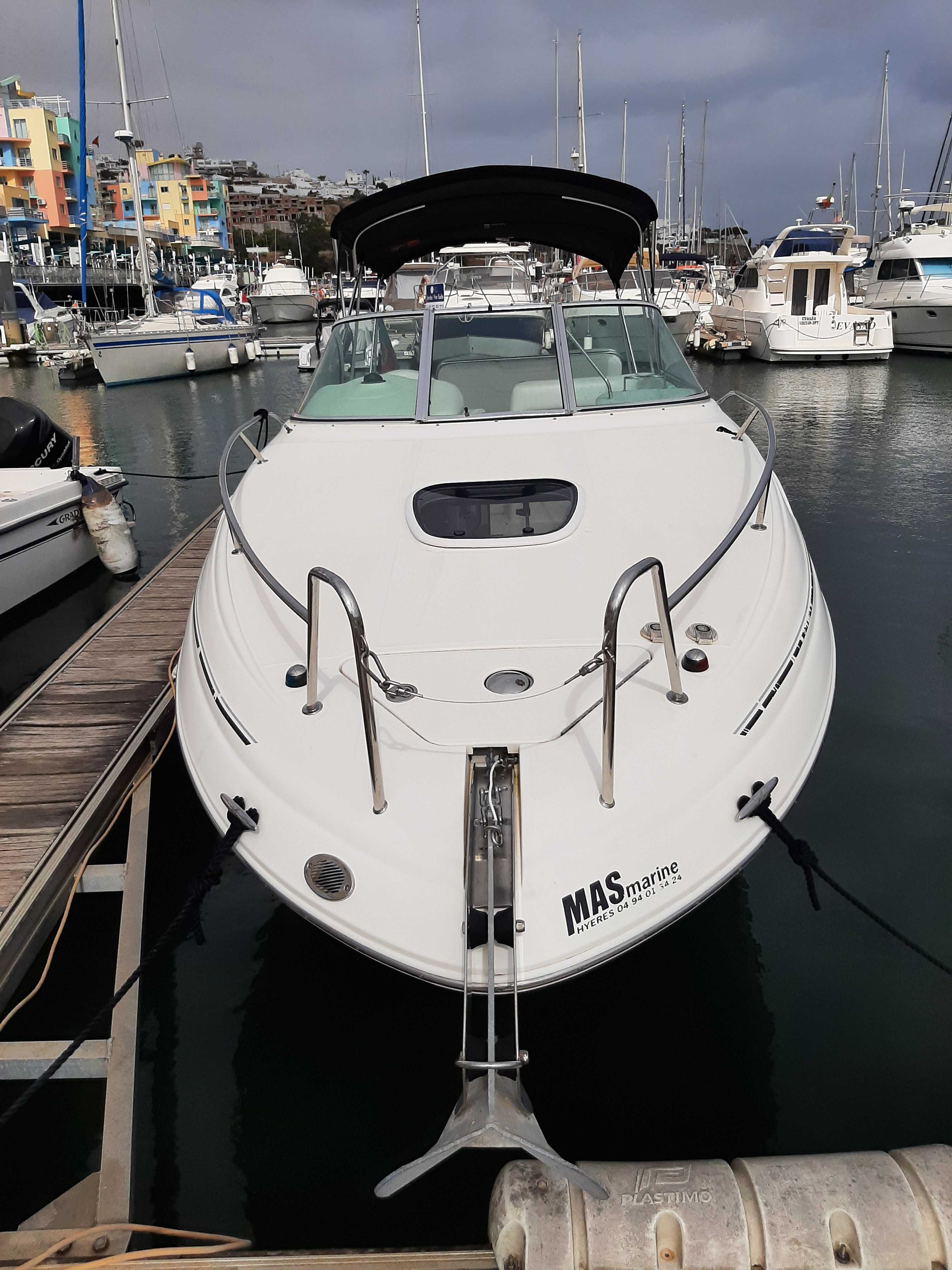 Barco Sea Ray 255 Sundancer - Conforto, Potência e Estilo