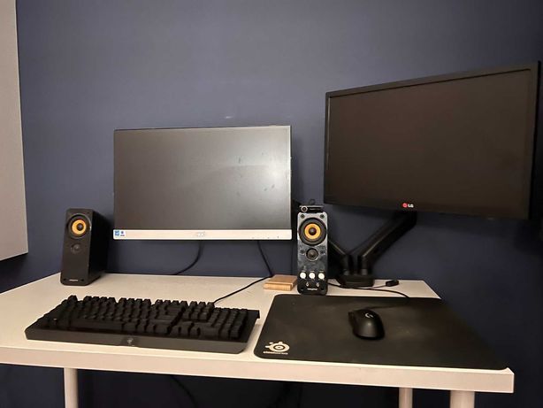 Monitory, biurko, klawiatura, myszka itp pozostałości po komputerze