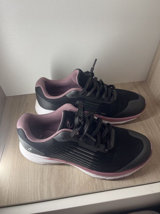 спортивні кросівки