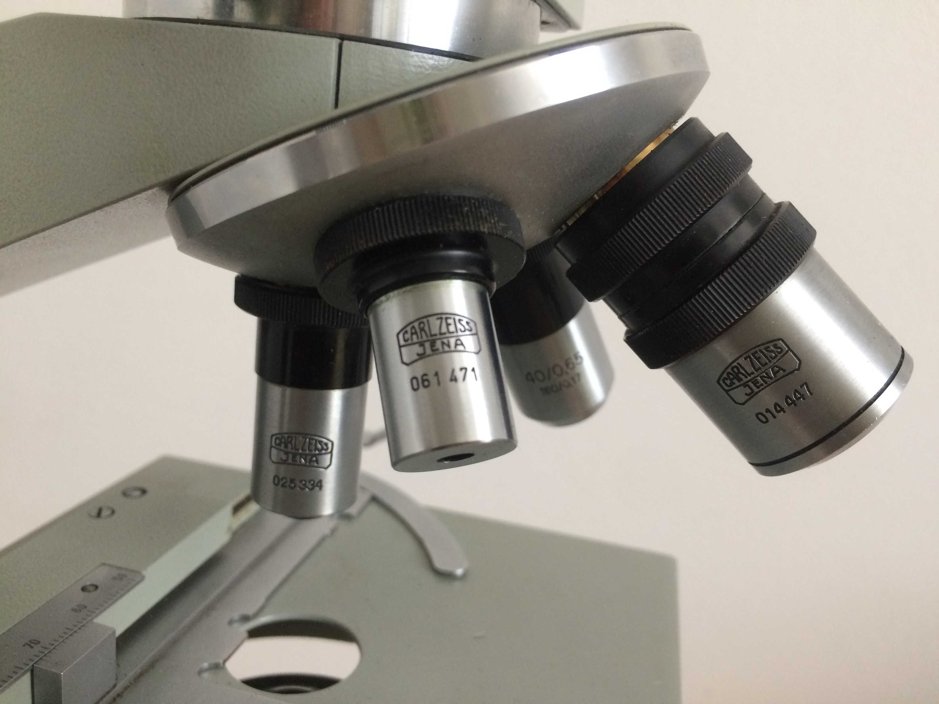 Mikroskop biologiczny Laboval 2 firmy Carl Zeiss Jena z czasów DDR.