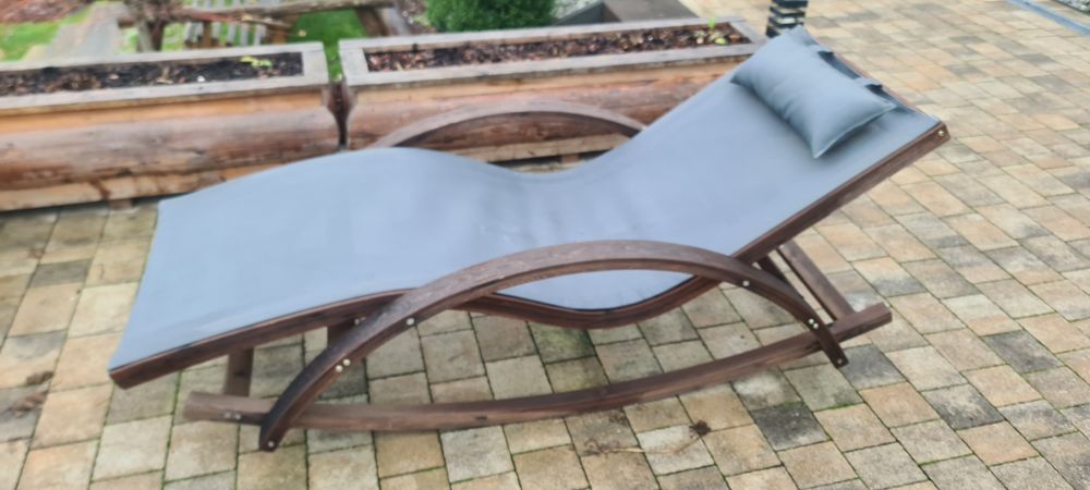 Leżak ogrodowy z drewnianą konstrukcją