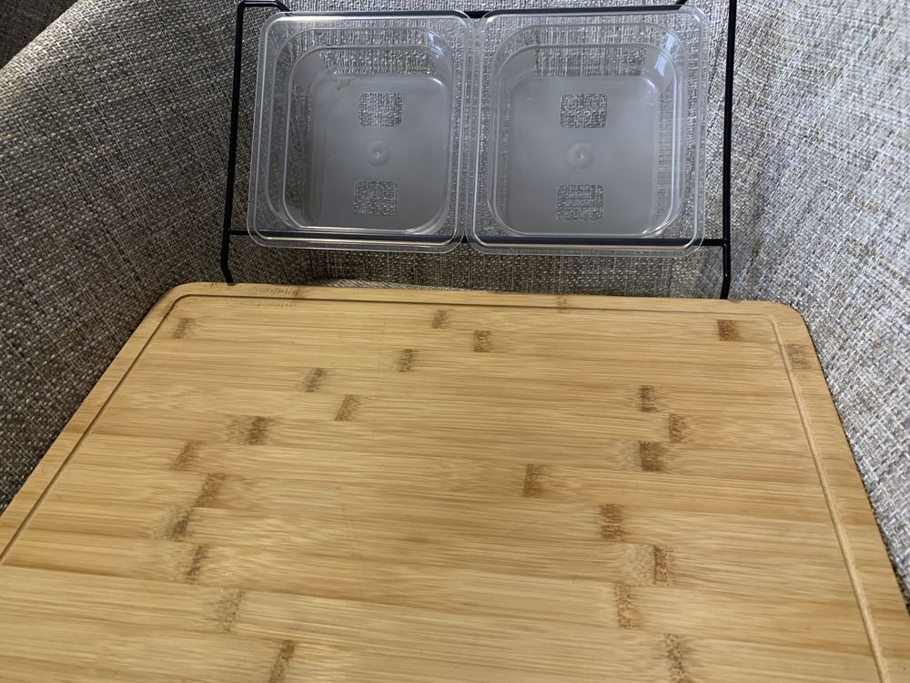 Tábua de corte com recipientes
