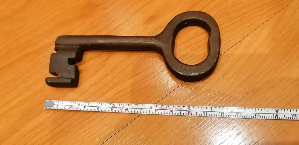 Chave antiga robusta com 11/12cms