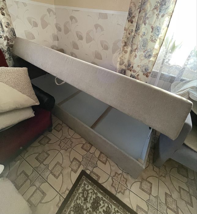 Tapczan jasny solidny