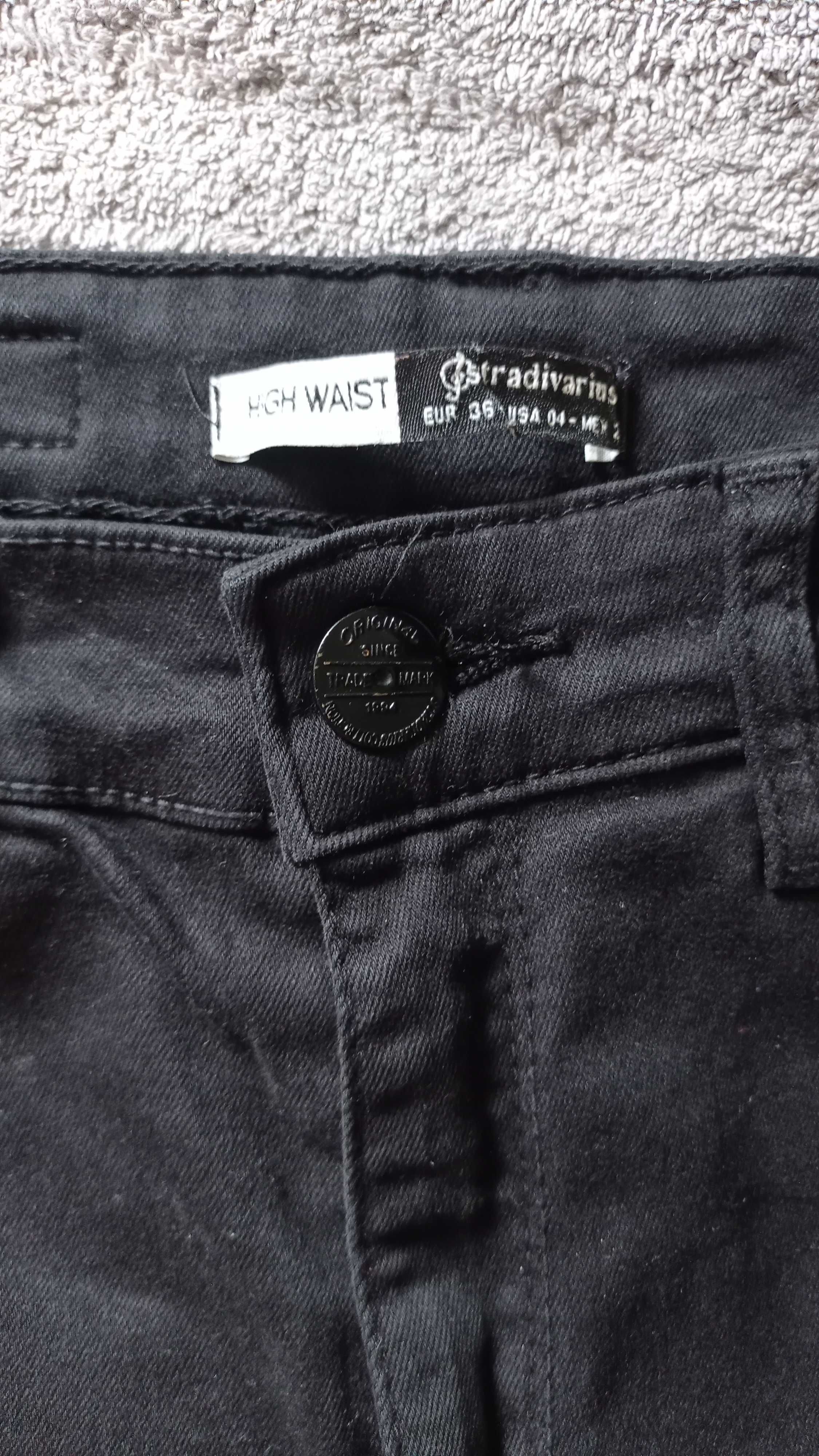Czarne spodnie rurki Stradivarius
