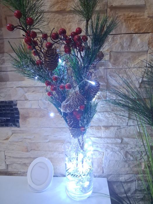 Wazon z ozdobami swiatecznymi