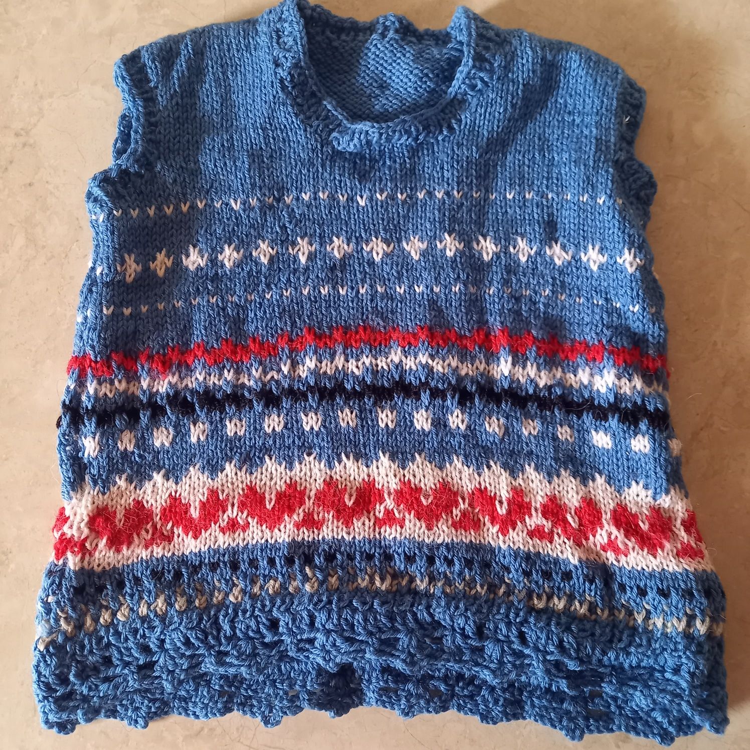 Niebieska kamizelka z włóczki handmade dla dziecka rękodzieło unikat