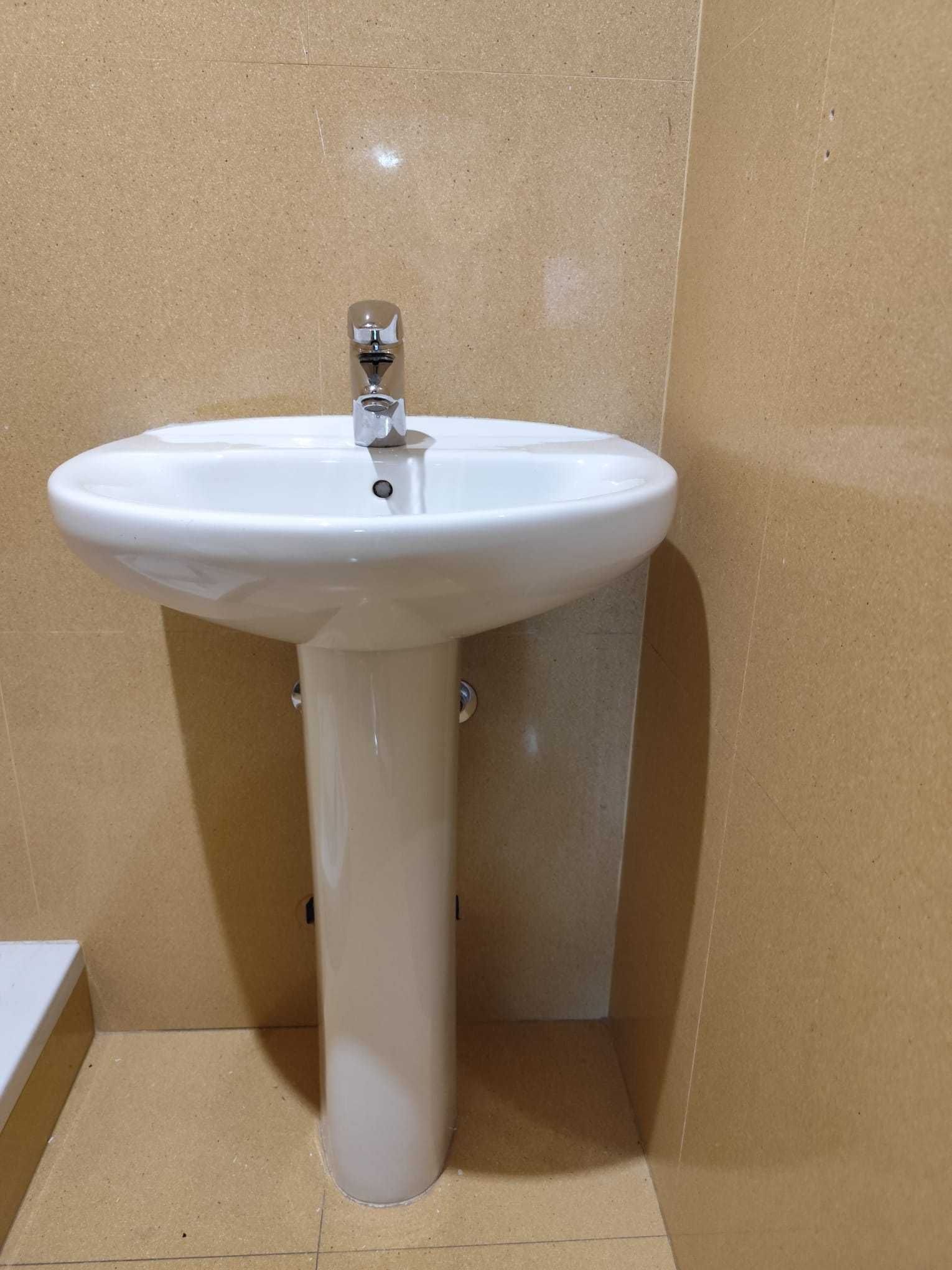 Lavatório de pé ROCA com Torneira ROCA