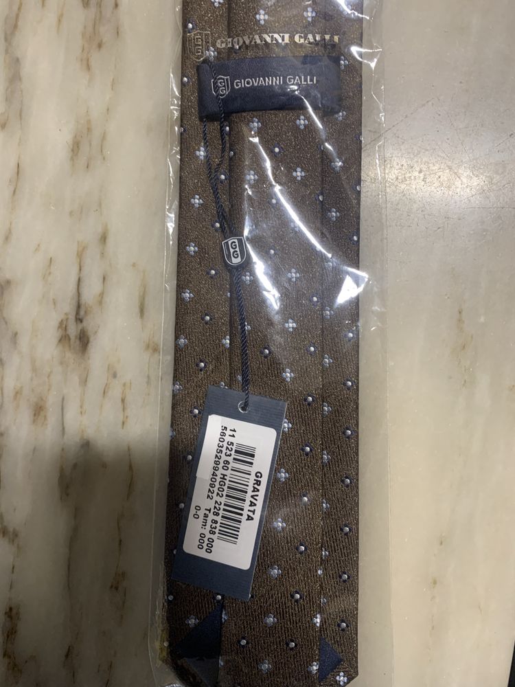 Gravata nova “Giovanni Galli” castanha com padrão de flores azuis