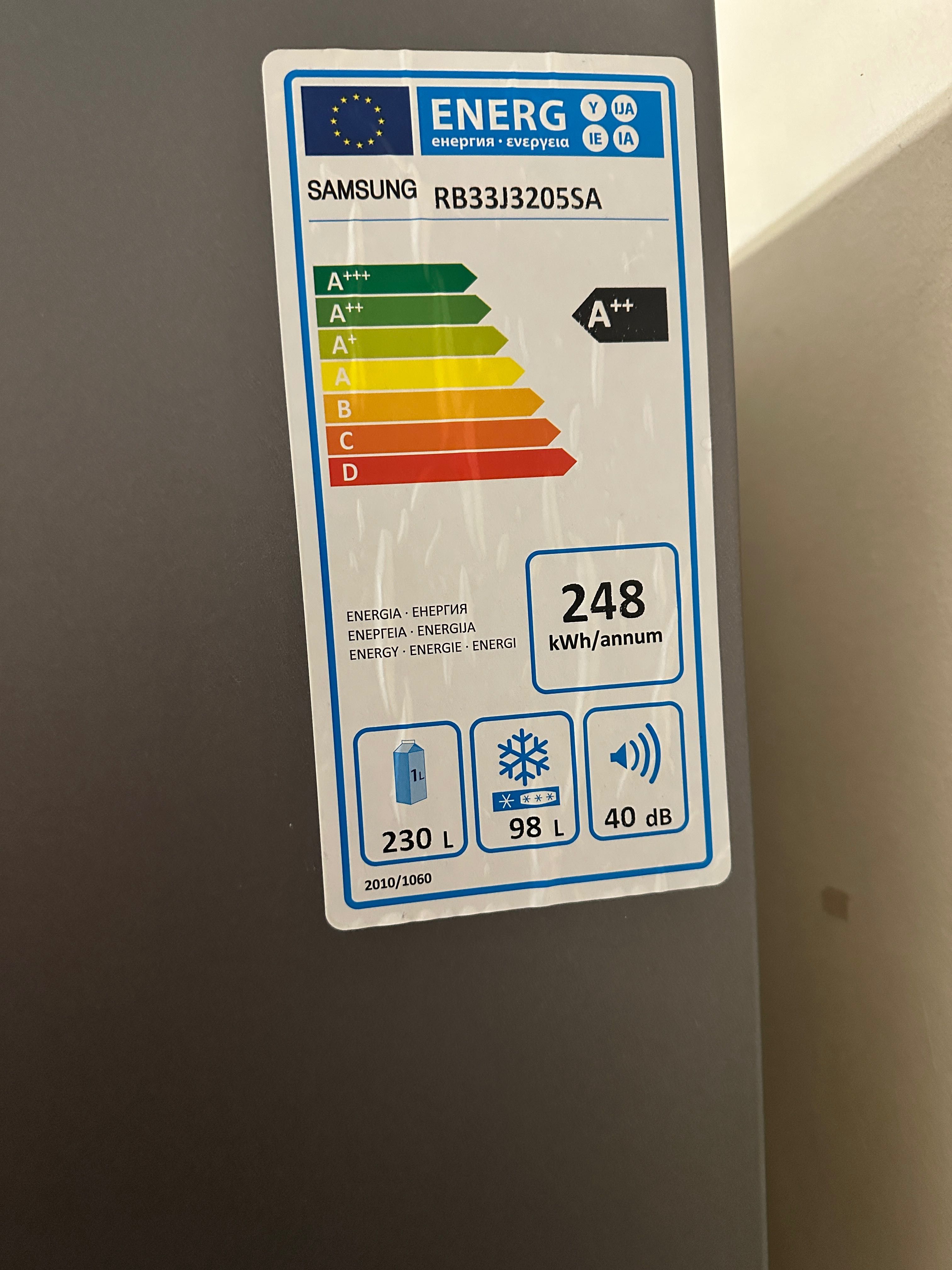 Lodówka firmy Samsung, uszkodzona