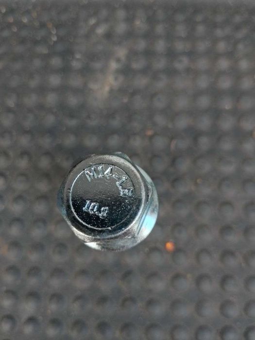 Пропоную болти для колесних дисків гарному стані. Ціна за комплект...