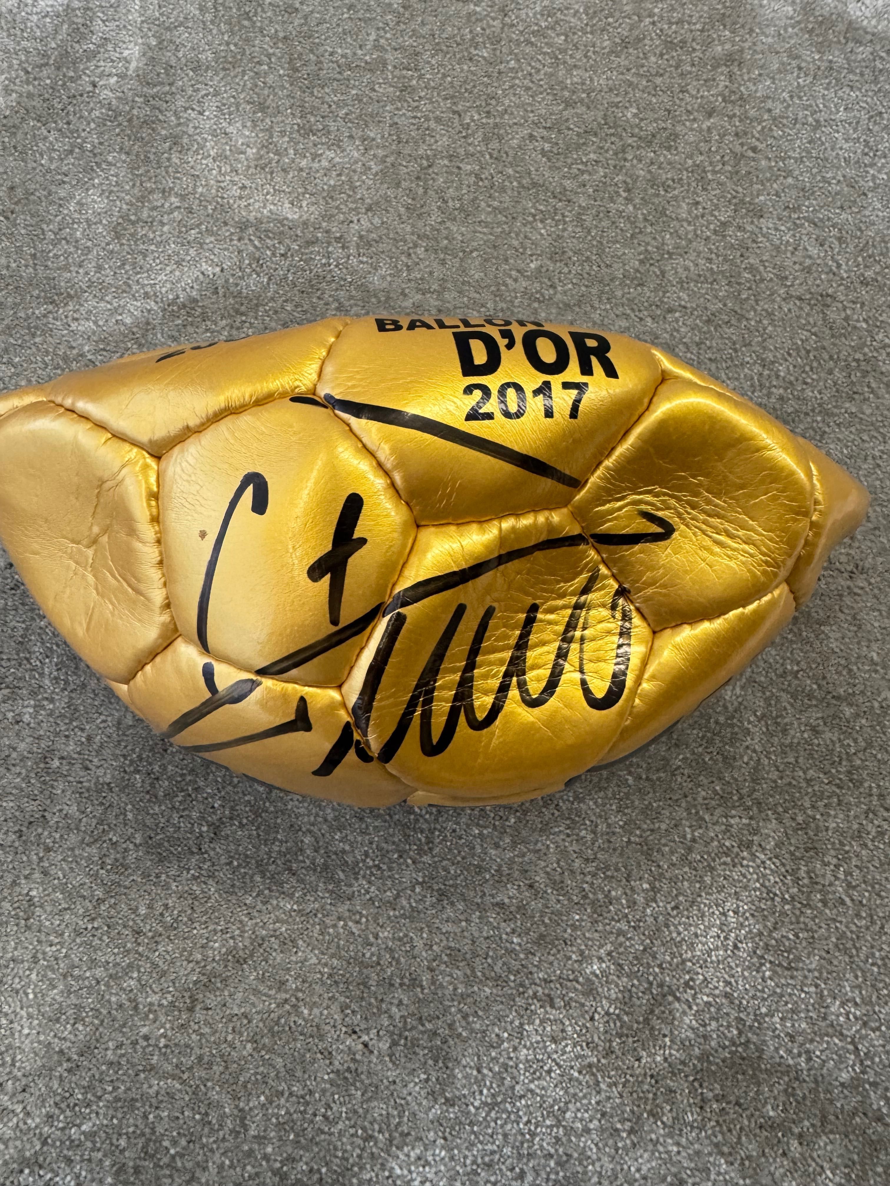 Bola Dourada CR7 Assinada - RARO!