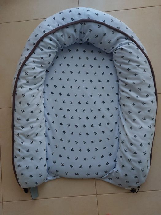 Ninho azul com estrelas para bebé