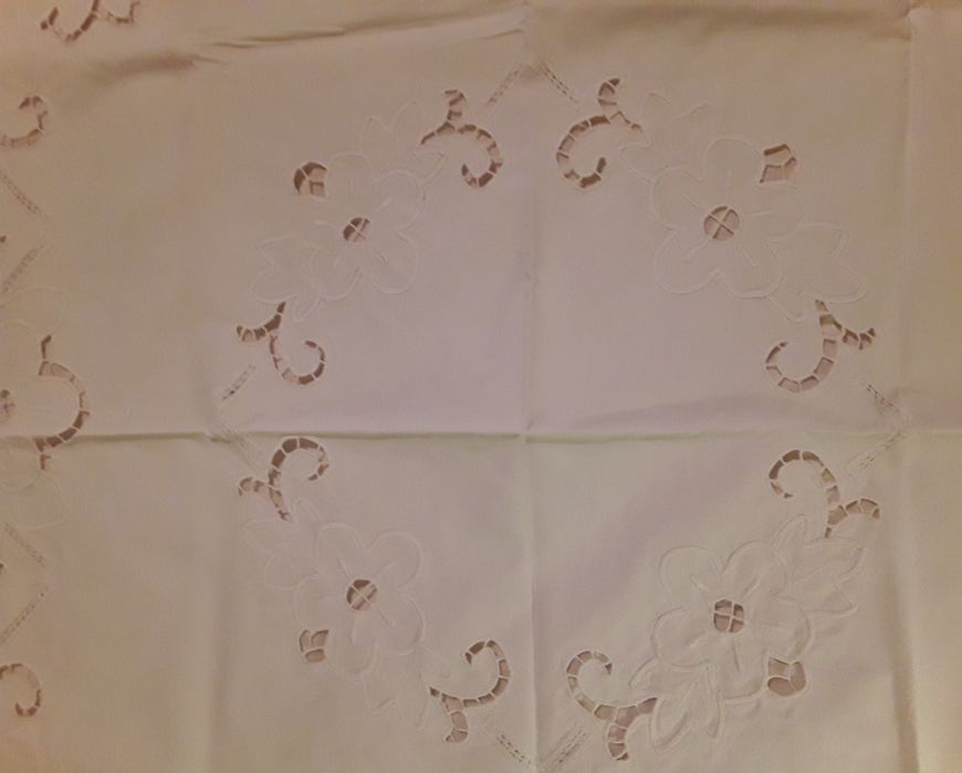 Antiga toalha de mesa pequena branca e bordada