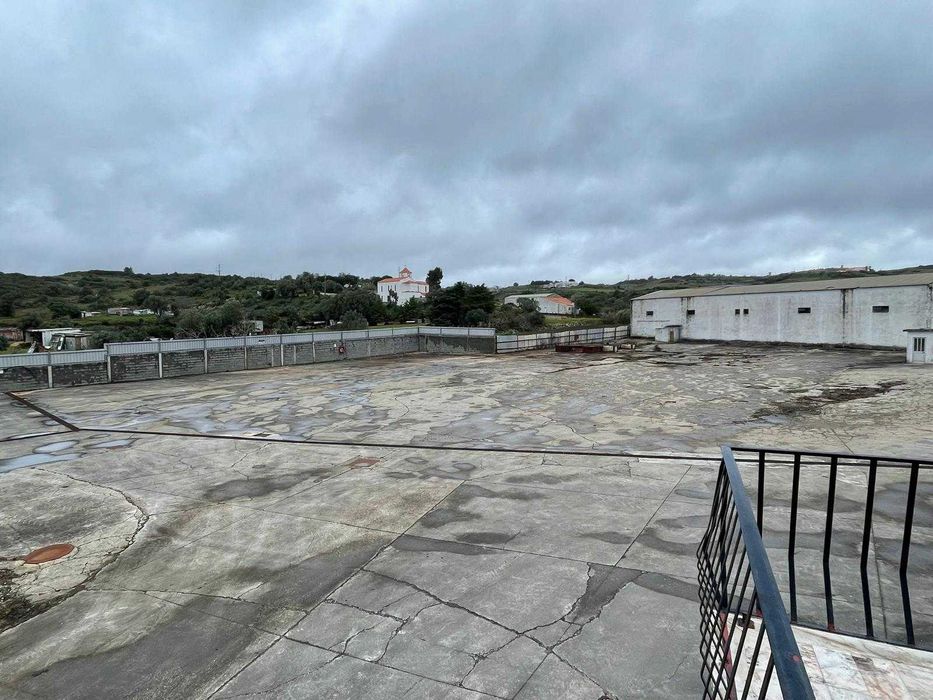 Espaço Descoberto para Estacionamento | Seguro, Vedado e Pavimentado!