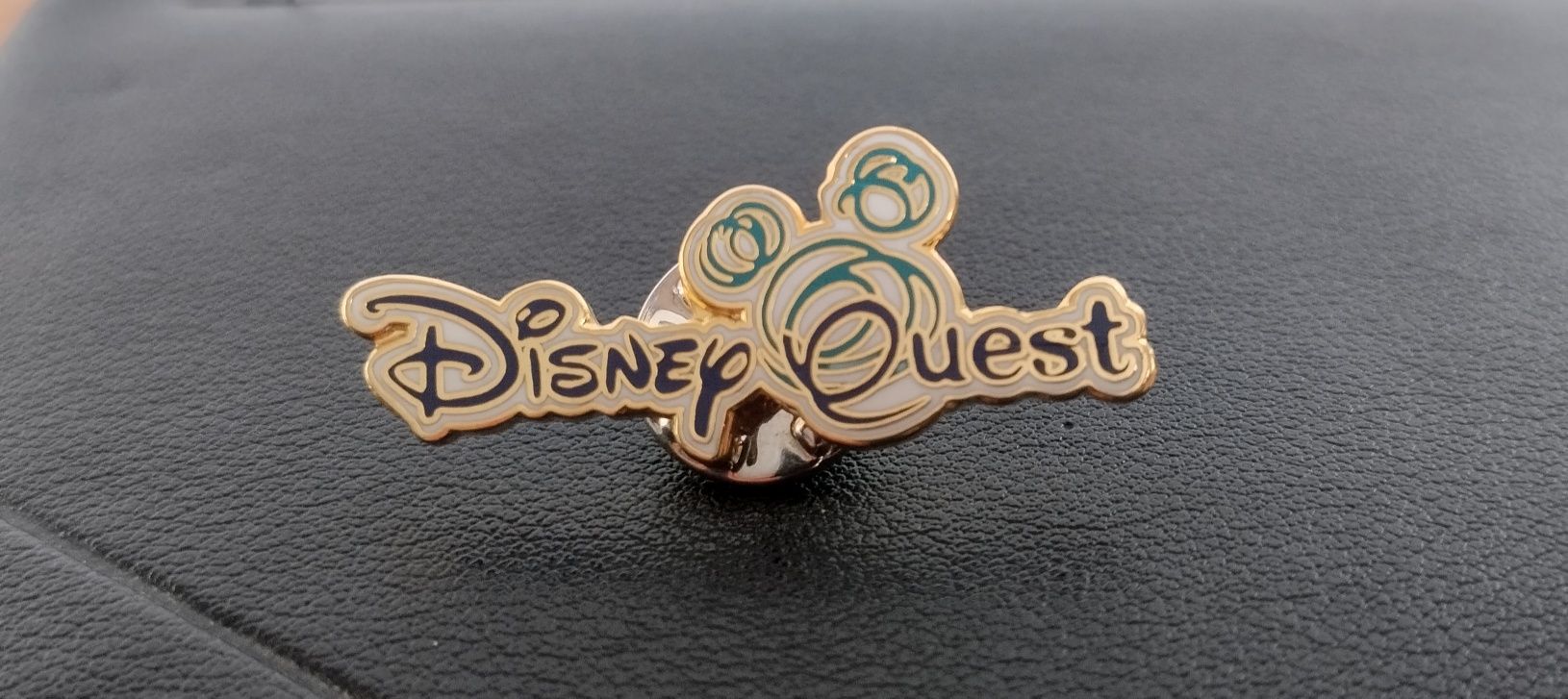 Przypinka pin Disney z 2000 roku
