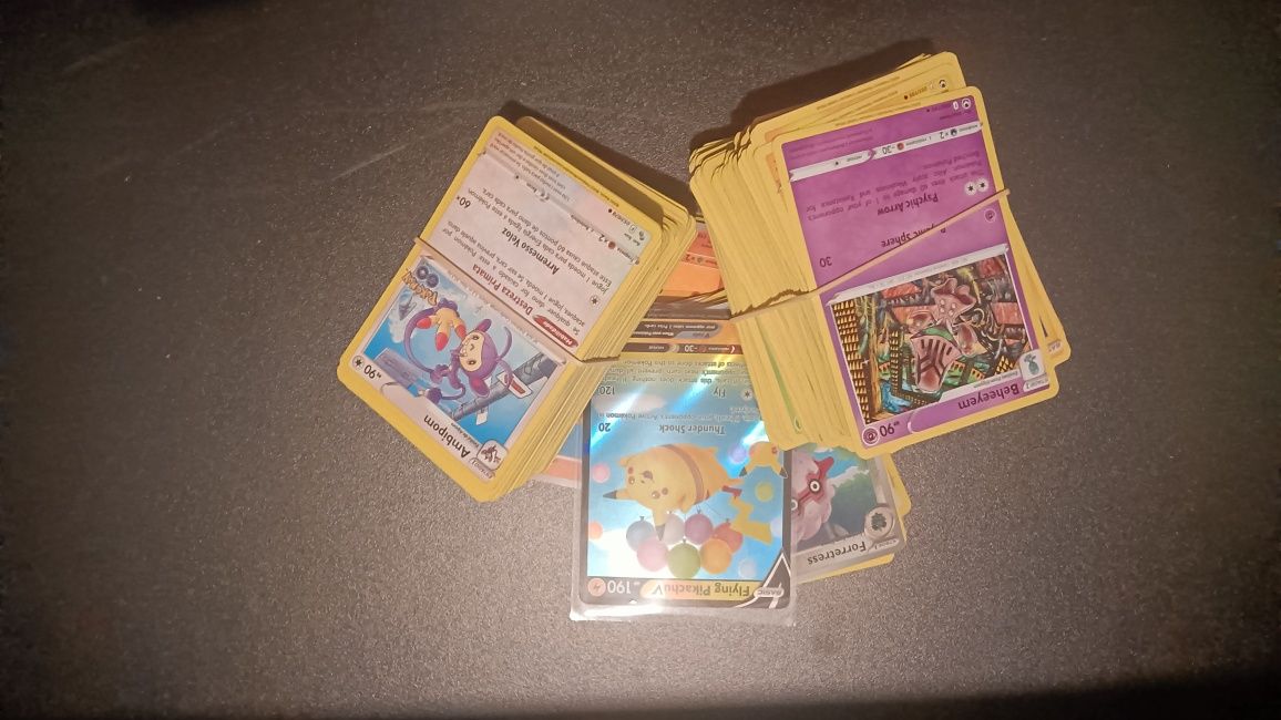 Lot de 50 cartas de Pokémon 1 ultra rara garantida