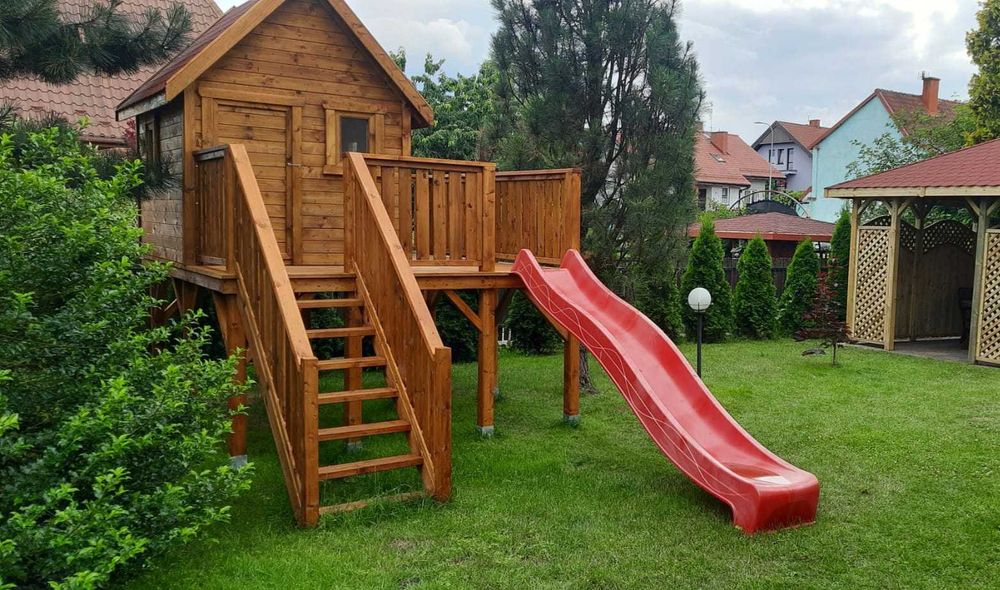 Plac zabaw dla dzieci, domek dla dzieci