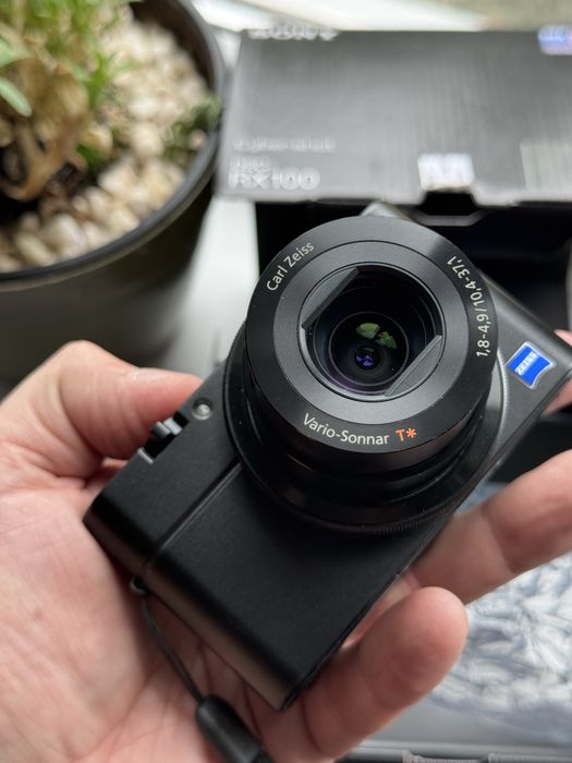 Цифровой фотоаппарат Sony RX100 идеальный