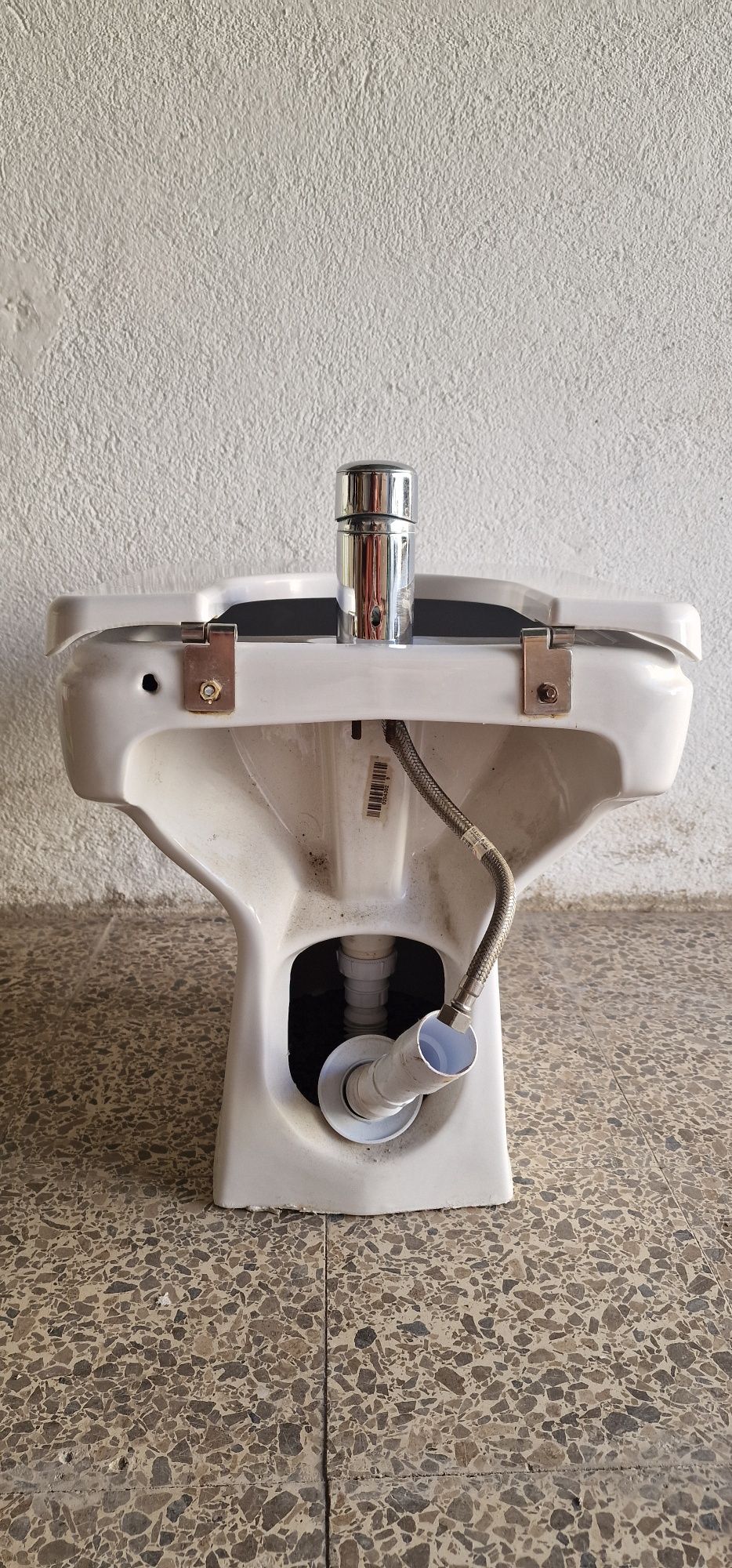 Bidé em cerâmica com torneira e sifão